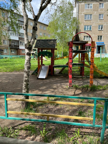 Уборка придомовых территорий и детских площадок осуществляется в ежедневном режиме