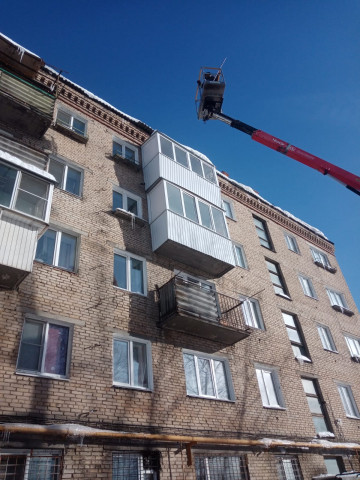 Очистка крыш многоквартирных домов от наледи и сосулек.