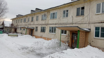 Очистка снега с козырьков входных групп